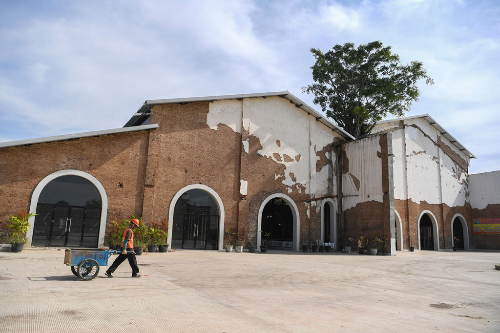 Bangunan rest area yang merupakan bekas pabrik gula pada zaman Belanda terlihat dari depan. Rest area tersebut berada di kanan jalan jika pengendara dari arah Jakarta menuju Semarang.