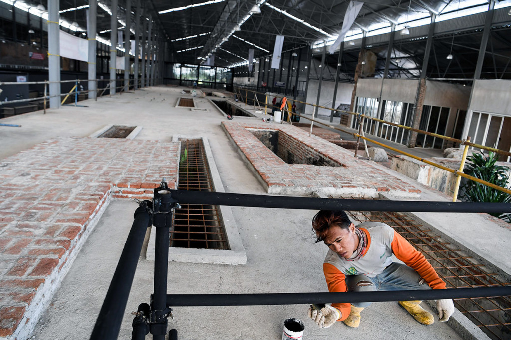 Pekerja tengah melakukan renovasi bangunan bekas pabrik gula di rest area KM 260 B ruas Jalan Tol Pejagan-Pemalang, Brebes, Jawa Tengah, Jumat, 17 Mei 2019. 