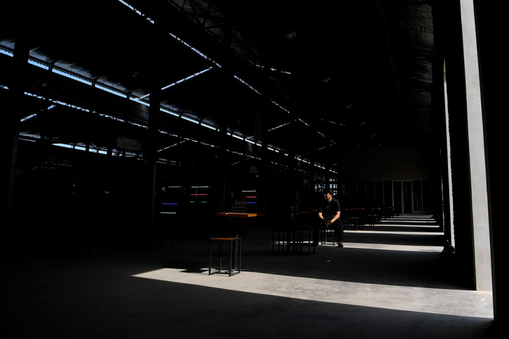 Pengunjung berada di dalam bangunan bekas pabrik gula yang disulap menjadi rest area KM 260 B ruas Jalan Tol Pejagan-Pemalang, Brebes.