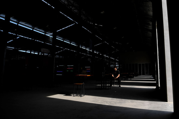 Pengunjung berada di dalam bangunan bekas pabrik gula yang disulap menjadi rest area KM 260 B ruas Jalan Tol Pejagan-Pemalang, Brebes.