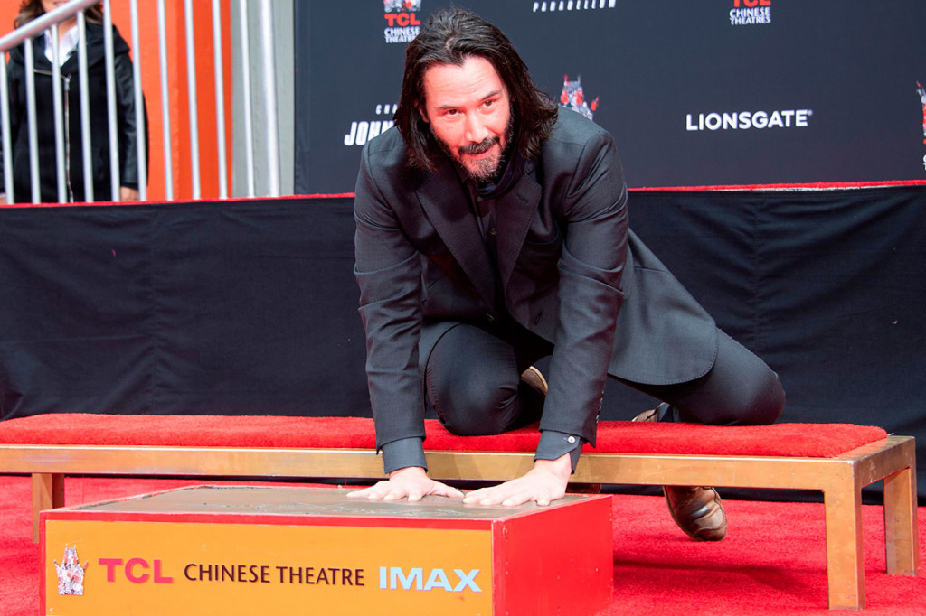 Aktor Keanu Reeves menaruh tangannya di semen saat acara cetak tangannya di halaman depan TCL Chinese Theatre IMAX  Hollywood, California, 14 Mei lalu. 