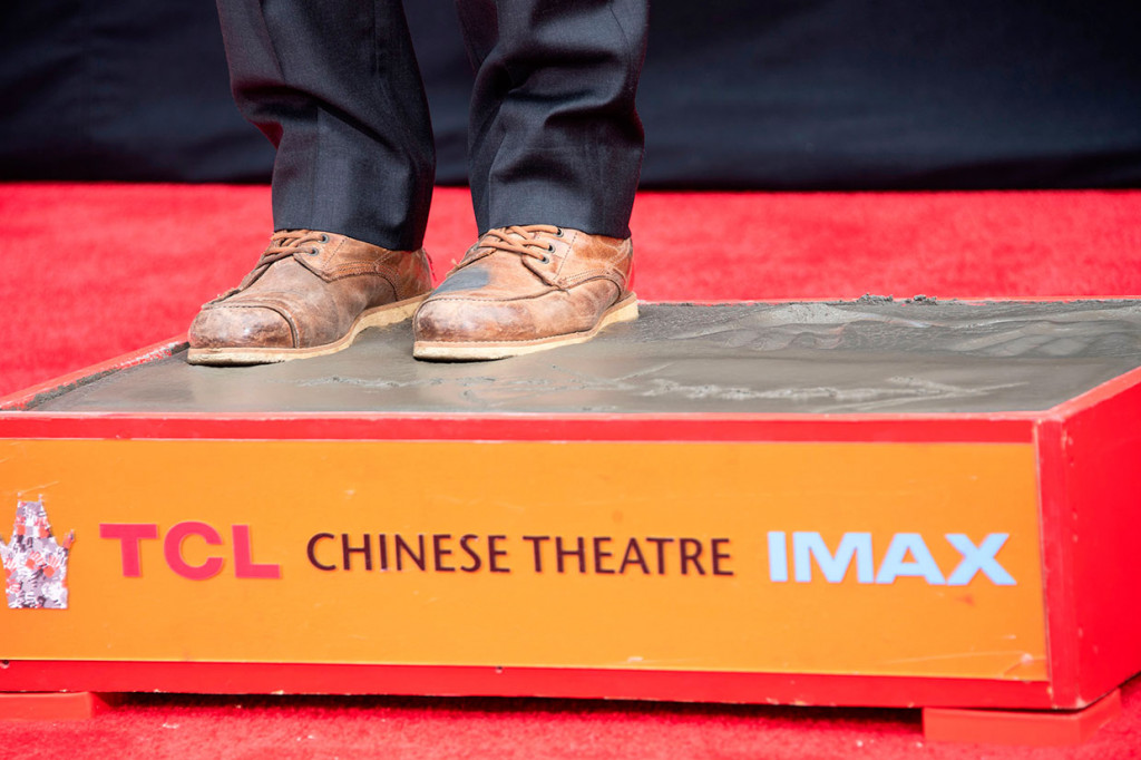 Selain telapak tangan, kaki Keanu Reeves juga dicetak dalam semen.