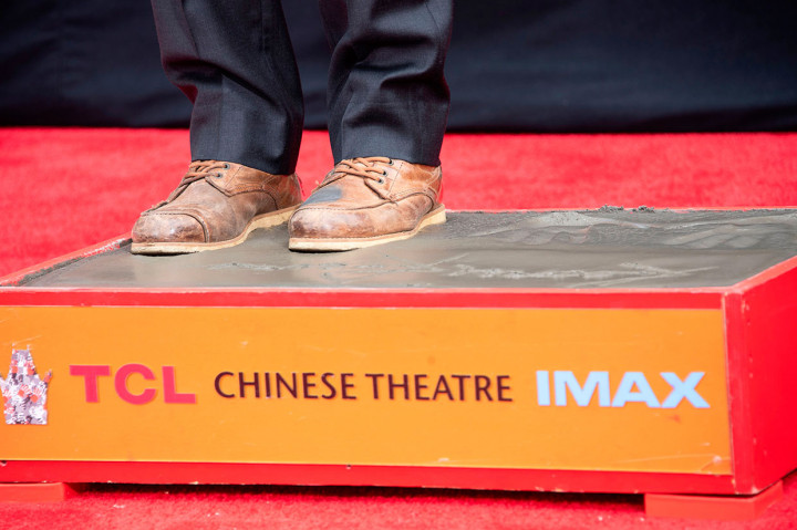 Selain telapak tangan, kaki Keanu Reeves juga dicetak dalam semen.