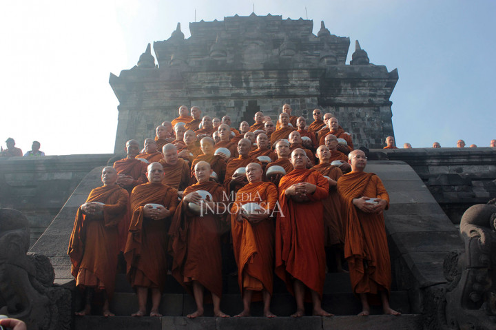 Ratusan biksu melakukan pindapata di pelataran Candi Mendut, Sabtu, 18 Mei 2019. Pindapata menjadi bagian dari rangkaian kegiatan menjelang perayaan Tri Suci Waisak 2563 BE/2019 yang dipusatkan di Candi Borobudur, Minggu, 19 Mei 2019.