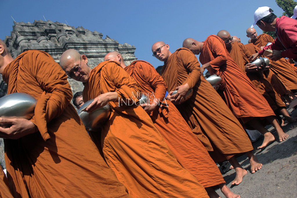 Dalam pindapata tersebut, umat Buddha berjajar di sekitar Candi Mendut dan para biksu berjalan membawa wadah untuk menerima sumbangan dari umat.  