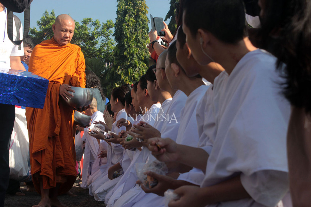 Melalui prosesi pindpata itu, kata dia, para biksu atau bante melatih diri, sedangkan umat memiliki kesempatan untuk menanam pahala dari ladang subur pindapata tersebut.   