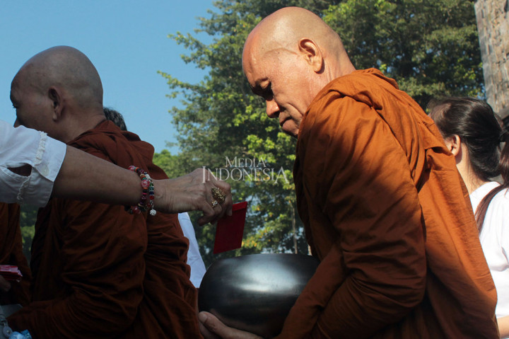 Pada Hari Tri Suci Waisak, umat Buddha merayakan tiga peristiwa besar dalam ajaran Buddha, yakni kelahiran Sidarta Gautama, Sidarta memperoleh penerangan sempurna sebagai Sang Buddha, dan Sang Buddha Gautama mangkat.