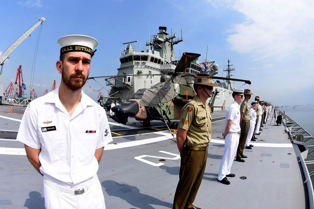 Sejumlah pasukan pertahanan Australia dan beberapa negara berbaris berjajar pada dek helikopter Kapal Perang Australia HMAS Canberra.