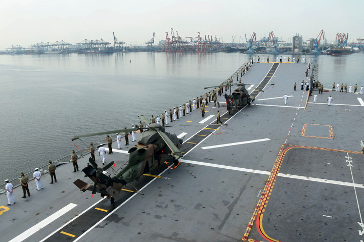 Sebelum berlabuh ke Indonesia, Kapal Perang Australia melakukan perjalanan ke Vietnam dan Singapura. Dalam perjalanan tersebut dua anggota TNI AL berkesempatan ikut dalam Kapal HMAS Canberra.