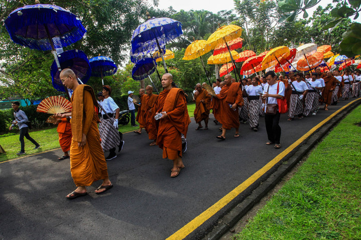 Sejumlah Biksu mengikuti kirab saat prosesi kirab Waisak 2563 BE/2019 di kawasan Candi Borobudur, Magelang, Jawa Tengah, Sabtu, 18 Mei 2019.