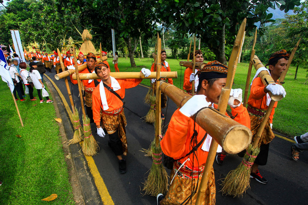 Prosesi kirab dari Candi Mendut menuju Candi Borobudur yang diikuti oleh ribuan umat Budha itu menjadi rangkaian puncak peringatan Tri Suci Waisak 2019.