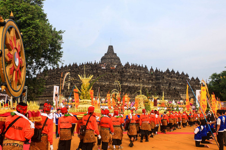 Pada Hari Tri Suci Waisak, Minggu, 19 Mei 2019, Umat Buddha merayakan tiga peristiwa besar dalam ajaran Buddha, yakni kelahiran Sidarta Gautama, Sidarta memperoleh penerangan sempurna sebagai Sang Buddha, dan Sang Buddha Gautama mangkat.