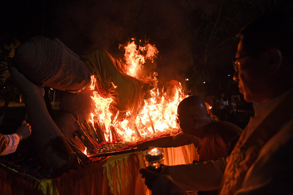 Biksu membakar patung Buddha Tidur saat prosesi pembakaran pada peringatan detik-detik Hari Raya Waisak 2563 BE di Maha Vihara Mojopahit Trowulan, Mojokerto, Jawa Timur.