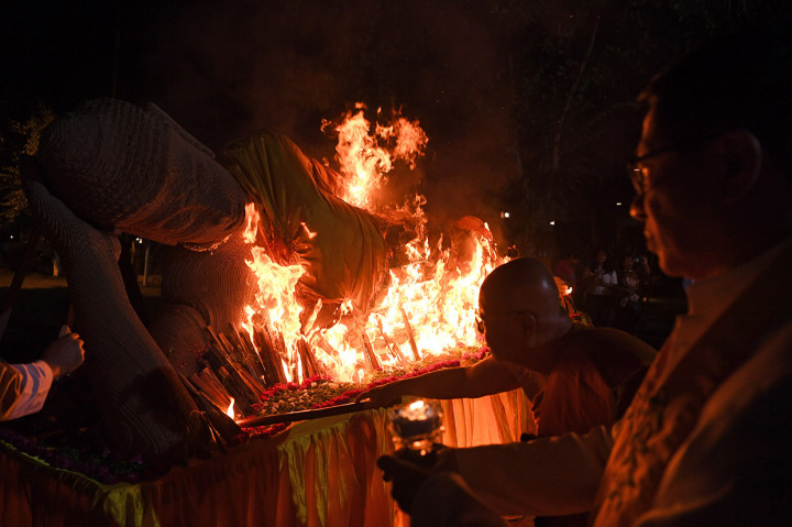 Biksu membakar patung Buddha Tidur saat prosesi pembakaran pada peringatan detik-detik Hari Raya Waisak 2563 BE di Maha Vihara Mojopahit Trowulan, Mojokerto, Jawa Timur.