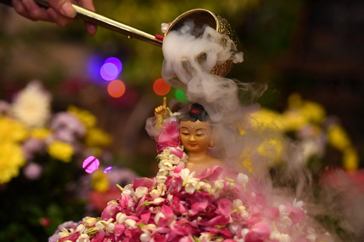 Umat Buddha memandikan patung Buddha saat perayaan Waisak 2563 BE di Maha Vihara Mojopahit Trowulan, Mojokerto, Jawa Timur.