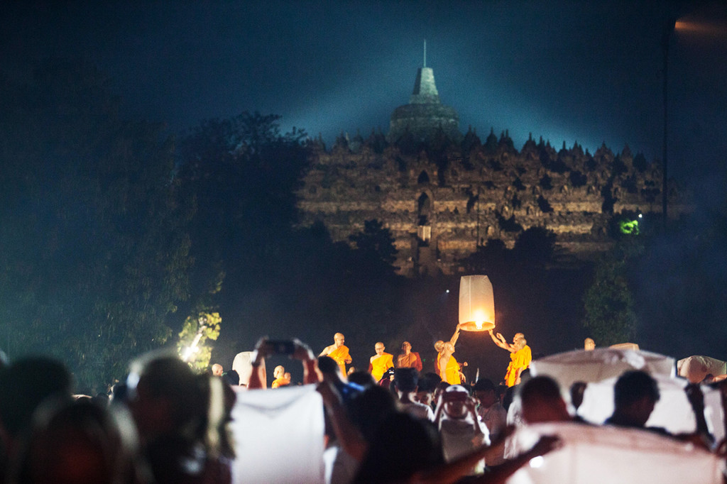 Sejumlah Biksu menerbangkan lampion perdamaian saat perayaan Waisak 2563 BE/2019 di Taman Lubini, Candi Borobudur, Magelang, Jawa Tengah.