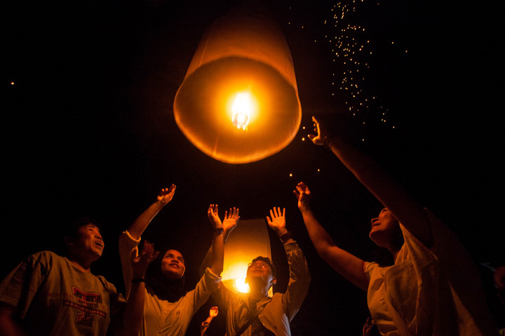 Pengunjung menerbangkan lampion perdamaian saat perayaan Waisak 2563 BE/2019 di Taman Lubini, Candi Borobudur, Magelang, Jawa Tengah.