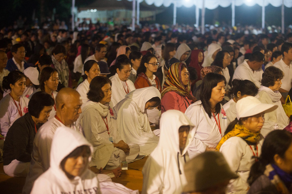 Sebelum pelepasan lampion, dilakukan meditasi serta ritual doa-doa atau harapan pada perdamaian di Indonesia dan perdamaian dunia, yang dipimpin para pemuka agama Buddhis.
