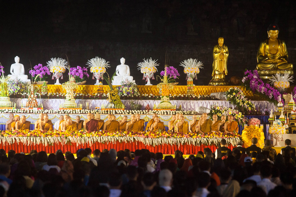Sejumlah Biksu dan umat Buddha mengikuti prosesi meditasi saat detik-detik Waisak 2563 BE/2019 di Candi Borobudur, Jawa Tengah.
