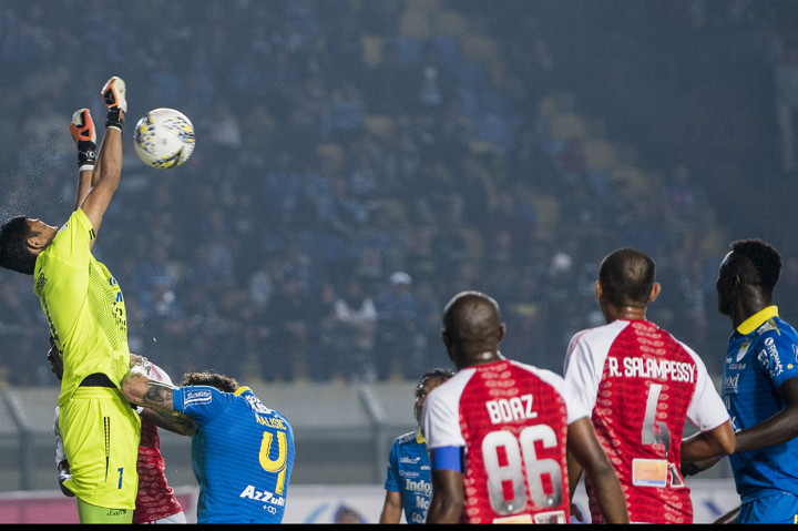 Kemenangan ini sekaligus mengubah catatan buruk saat bermain pada laga perdana di kandang. Dalam dua musim, Persib hanya meraih hasil imbang.