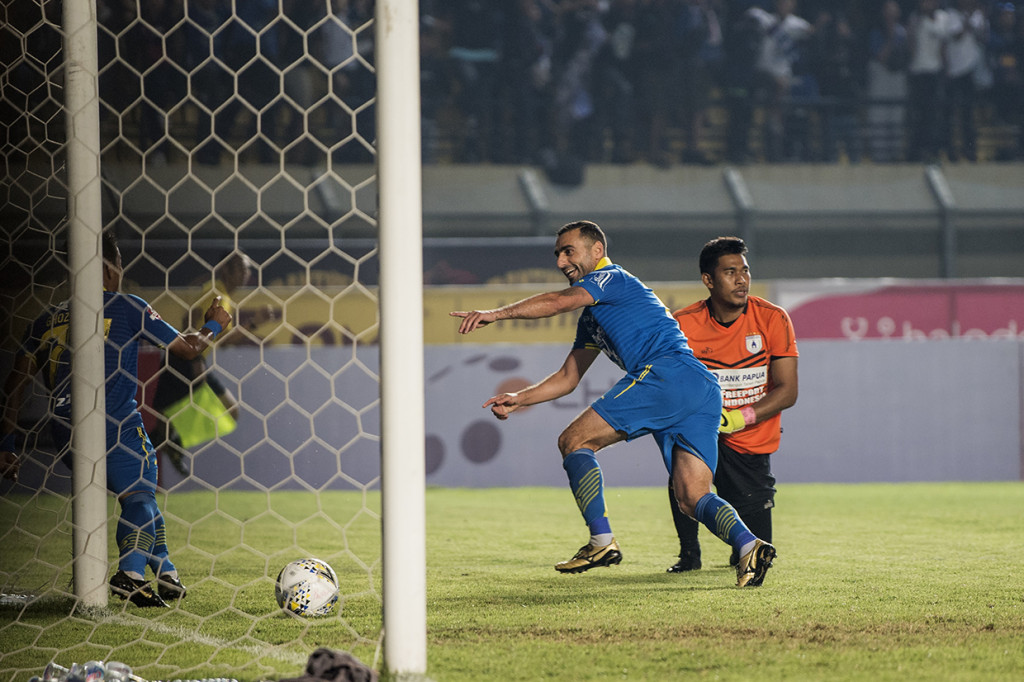 Pesepakbola Persib Bandung Artur Gevorkyan (kedua kanan) merayakan kemenangan usai mencetak gol ke gawang Persipura Jayapura dalam pertandingan Sepak Bola Liga 1 2019 di Stadion Si Jalak Harupat, Kabupaten Bandung, Jawa Barat.
