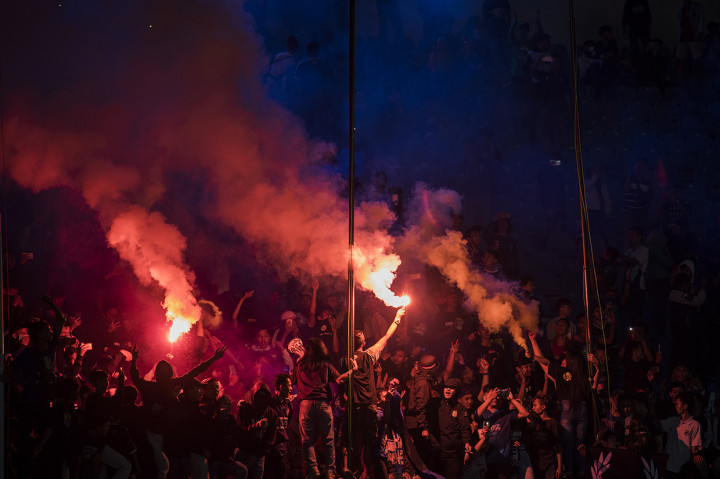Pendukung Persib Bandung alias viking menyalakan cerawat (flare) seusai pertandingan Sepak Bola Liga 1 2019 antara Persib Bandung dengan Persipura Jayapura di Stadion Si Jalak Harupat, Kabupaten Bandung, Jawa Barat.