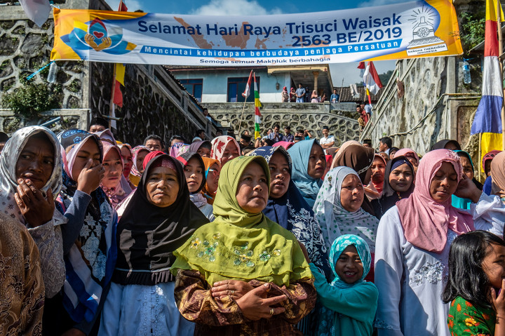 Sejumlah umat Islam menghadiri acara silaturahmi dengan umat Buddha dalam perayaan Hari Raya Waisak 2563 BE/2019 di Dusun Thekelan, Desa Batur, Getasan, Kabupaten Semarang, Jawa Tengah.