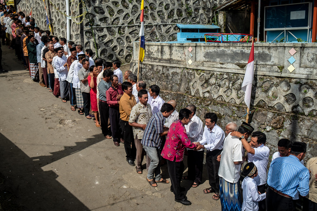 Prosesi silaturahmi bersalaman saling memaafkan ini diikuti umat Islam, Kristen dan Katolik dengan umat Buddha yang tengah merayakan Hari Waisak 2019.
