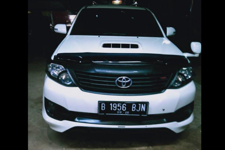 Barang bukti mobil yang digunakan oleh para pelaku dalam upaya penyelundupan narkoba jenis sabu dan ekstasi di wilayah Dumai, Riau.