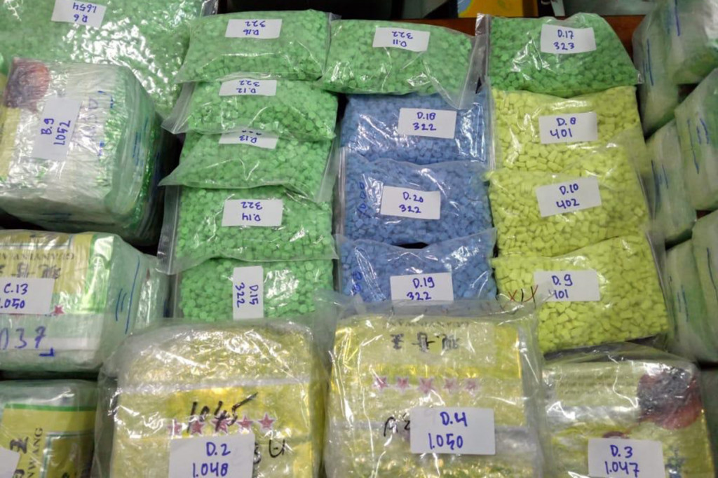 50 kg sabu dan ribuan pil ekstasi yang disimpan pelaku di dalam jeriken.