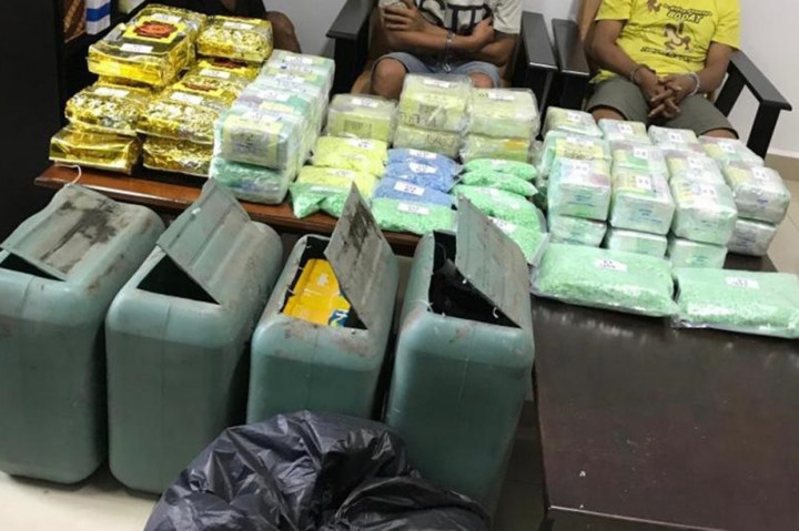 Badan Narkotika Nasional (BNN) menyita 50 bungkus narkoba jenis sabu dan ekstasi yg disembunyikan dalam empat jeriken saat mengungkap upaya penyelundupan di wilayah Dumai, Riau.