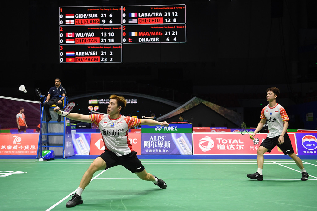 Pasangan ranking satu dunia itu berhasil mengalahkan Marcus Ellis/Chris Langridge 21-9, 21-18 dalam pertandingan selama 38 menit.