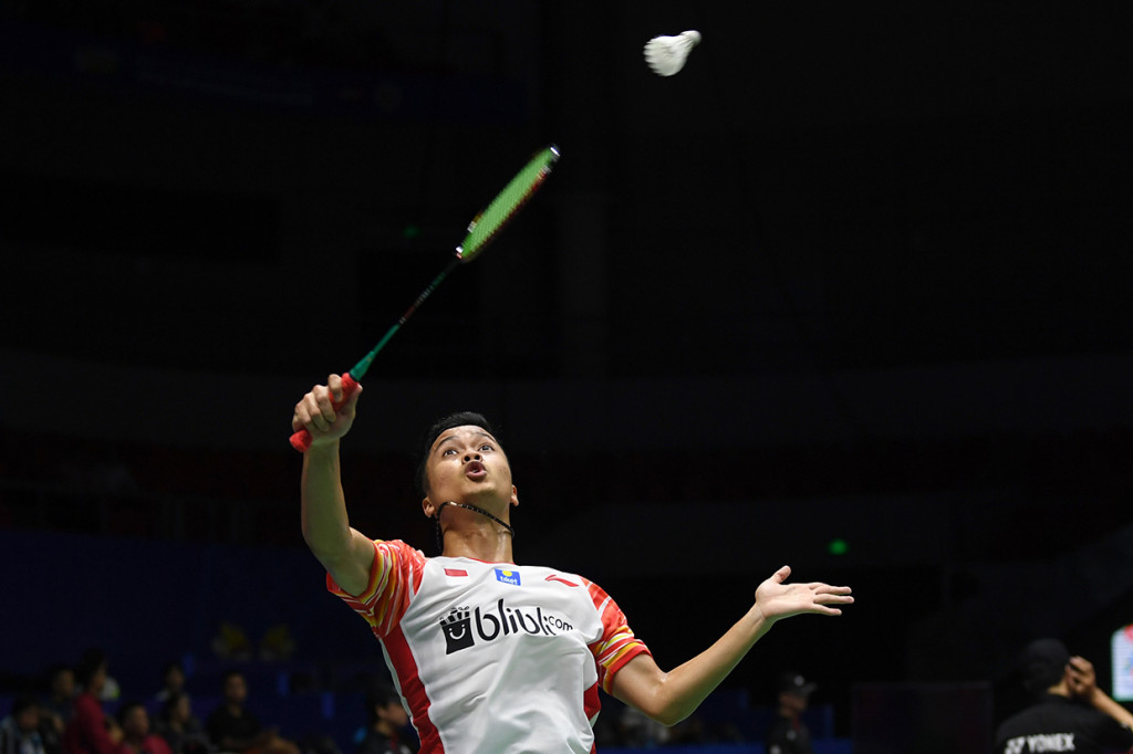 Pebulu tangkis tunggal putra Indonesia Anthony Sinisuka Ginting mengembalikan kok ke arah pebulu tangkis Inggris Toby Penty pada babak penyisihan grup 1B Piala Sudirman 2019 di Guangxi Sports Center Gymnasium, Nanning.