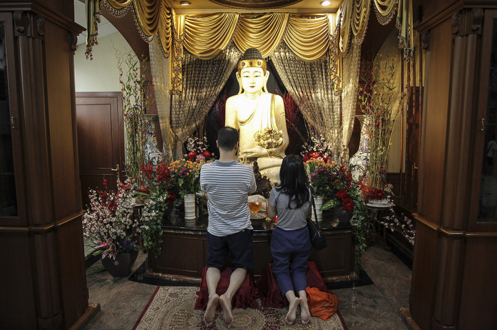 Umat Buddha melakukan aspirasi di depan rupang Buddha usai kebaktian perayaan Hari Raya Waisak di Wihara Ekayana Arama, Jakarta. Antara Foto/Dhemas Reviyanto