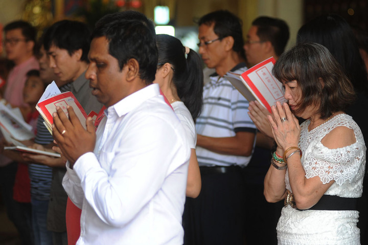 Umat Buddha mengikuti kebaktian Hari Waisak di Vihara Buddha Dharma, Kuta, Bali. Antara Foto/Fikri Yusuf