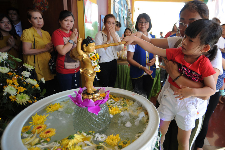 Perayaan Waisak 2563 B.E/2019 tersebut dilakukan dengan kegiatan Kebaktian Hari Waisak, meditasi bersama dan Pindapatta. Antara Foto/Fikri Yusuf