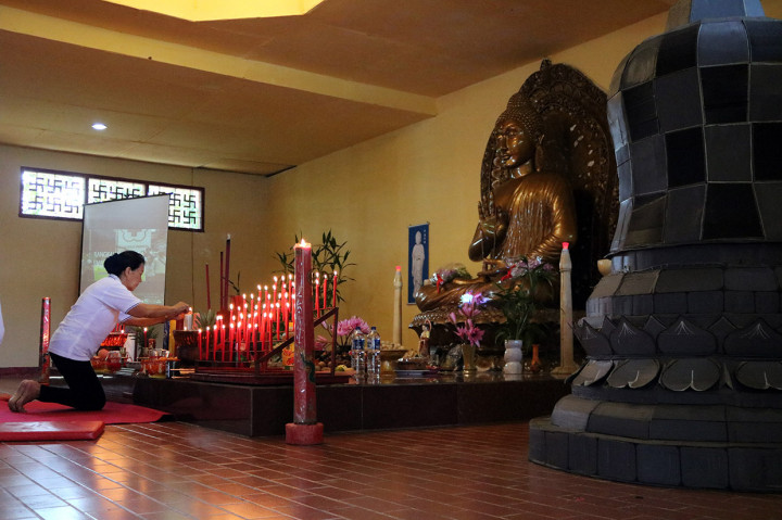 Umat Buddha menyalakan lilin saat puja bhakti perayaan Hari Tri Suci Waisak 2563 BE/2019 di Vihara Swarna Giri Tirta, Ambon, Maluku. Antara Foto/izaac mulyawan