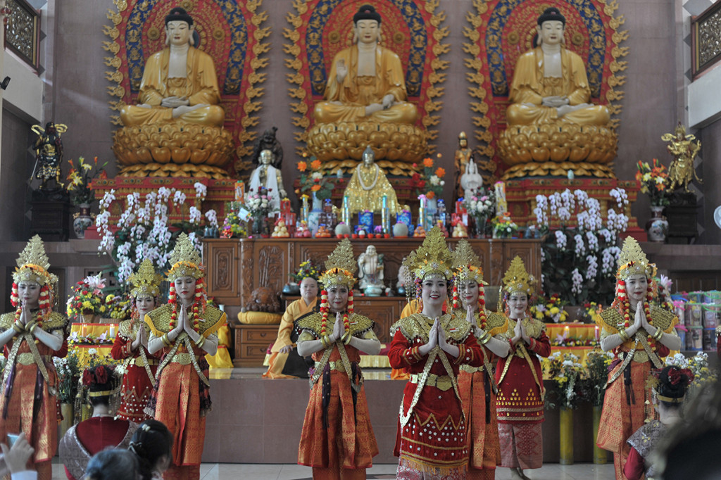 Sejumlah umat Buddha berpakaian adat Sumatera Selatan memberikan persembahan tari pada upacara perayaan Hari Raya Waisak di Vihara Dharmakirti Palembang, Sumsel. Antara Foto/Feny Selly