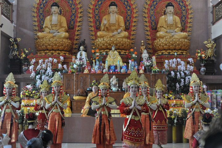 Sejumlah umat Buddha berpakaian adat Sumatera Selatan memberikan persembahan tari pada upacara perayaan Hari Raya Waisak di Vihara Dharmakirti Palembang, Sumsel. Antara Foto/Feny Selly