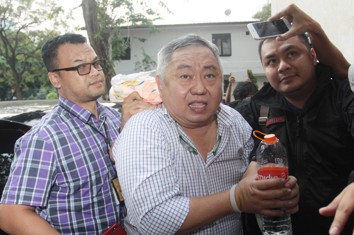 Juru bicara Badan Pemenangan Nasional (BPN) Prabowo Subianto-Sandiaga Uno, Li Xue Ciung alias Lieus Sungkharisma (tengah) digiring polisi usai penangkapan di Dit Reskrimum Polda Metro Jaya, Jakarta.