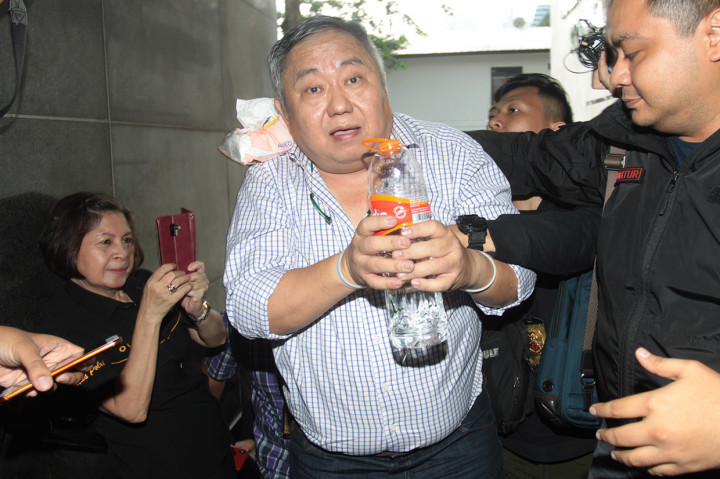 Polisi menangkap Lieus Sungkharisma atas laporan seseorang bernama Eman Soleman terkait kasus dugaan penyebaran hoaks dan makar.