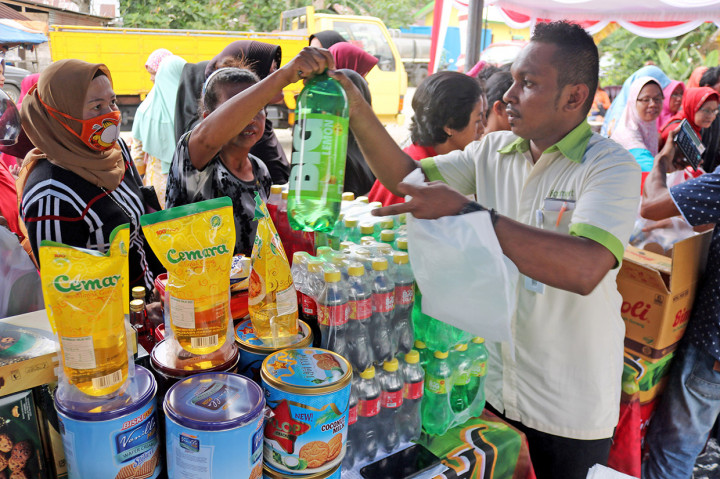 Warga berdesakan untuk mendapatkan berbagai kebutuhan pokok saat Pasar Murah Ramadhan yang digelar Pemkot Ambon di Desa Waiheru, Ambon, Maluku. Antara Foto/Izaac Mulyawan