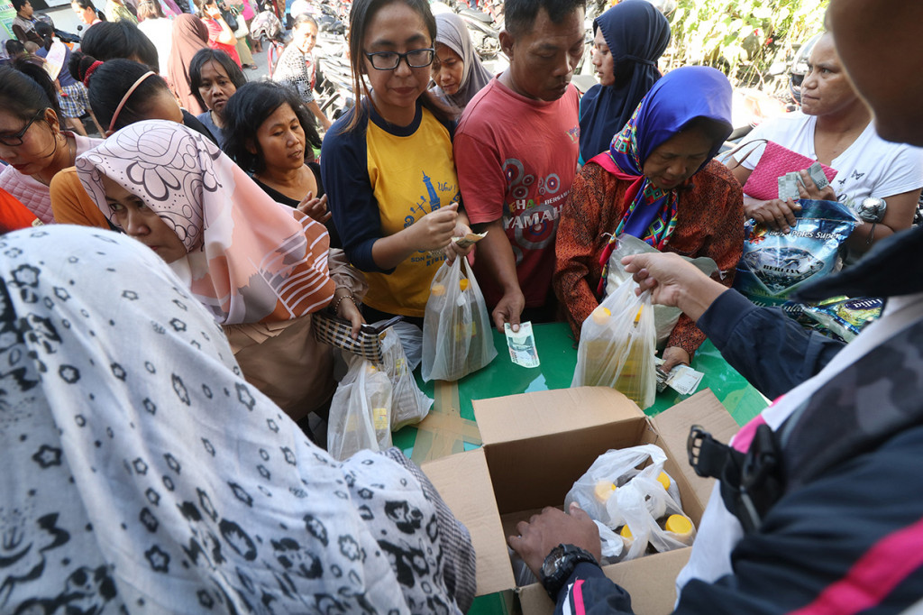 Warga antre membeli minyak goreng murah saat operasi pasar yang diselenggarakan Tim Pengendali Inflasi Daerah (TPID) di kantor Kelurahan Mojoroto, Kota Kediri. Pada bulan Ramadhan TPID setempat setiap hari melakukan operasi pasar secara bergilir di 46 kelurahan guna menjamin kestabilan harga kebutuhan pokok sekaligus mengendalikan inflasi pada level wajar. Antara Foto/Prasetia Fauzani