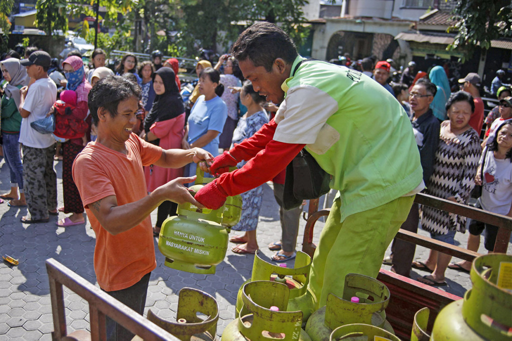 Pasar murah yang digelar Pemerintah Kota Solo tersebut menyediakan kebutuhan pokok, minyak goreng, beras dan gas LPG 3 kg, untuk menstabilkan harga-harga kebutuhan pokok dan mengantisipasi kelangkaan gas LPG 3 kg jelang Lebaran. Antara Foto/Maulana Surya