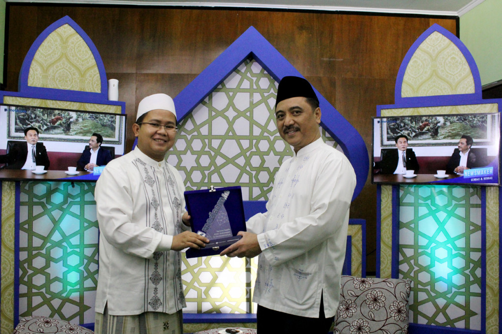 Direktur Konten dan Produksi Medcom.id, Abdul Kohar memberikan cinderamata kepada Pimpinan Pondok Pesantren Asshiddiqiyah Pusat KH Mahrus Iskandar.