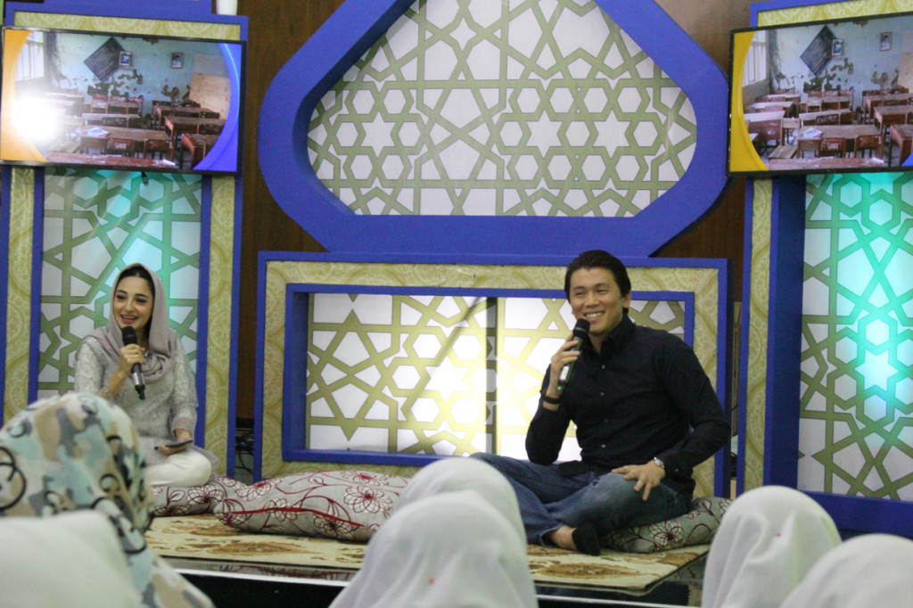 Dalam kesempatan itu, Reino bercerita kepada para santri tentang pengalamannya berpuasa di Swiss.