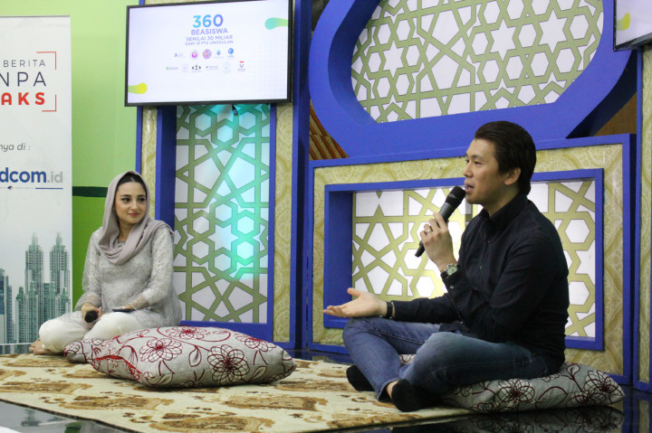 Selain soal perbedaan waktu sholat harian, situasi sosial juga membawa pengalaman berbeda bagi Reino. Mayoritas kawan-kawannya adalah pemeluk Kristen dengan tradisi puasa dan doa yang berbeda.