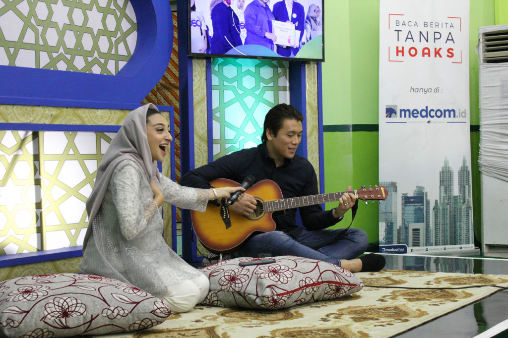 Acara semakin seru ketika Reino diminta oleh salah satu santri untuk menyanyikan 'Restu', lagu terbarunya bersama sang Istri Syahrini.