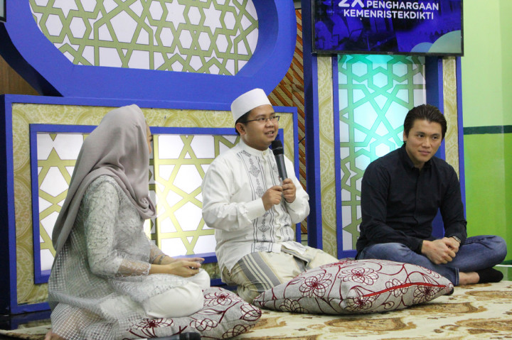 Menjelang waktu berbuka puasa, acara diisi dengan Kultum oleh KH Mahrus Iskandar.

