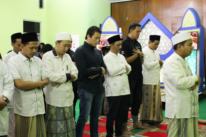Setelah berbuka puasa, Reino Barack bersama Direktur Konten dan Produksi Medcom.id, Abdul Kohar dan tamu lainnya melaksanakan Salat Magrib berjamaah.

